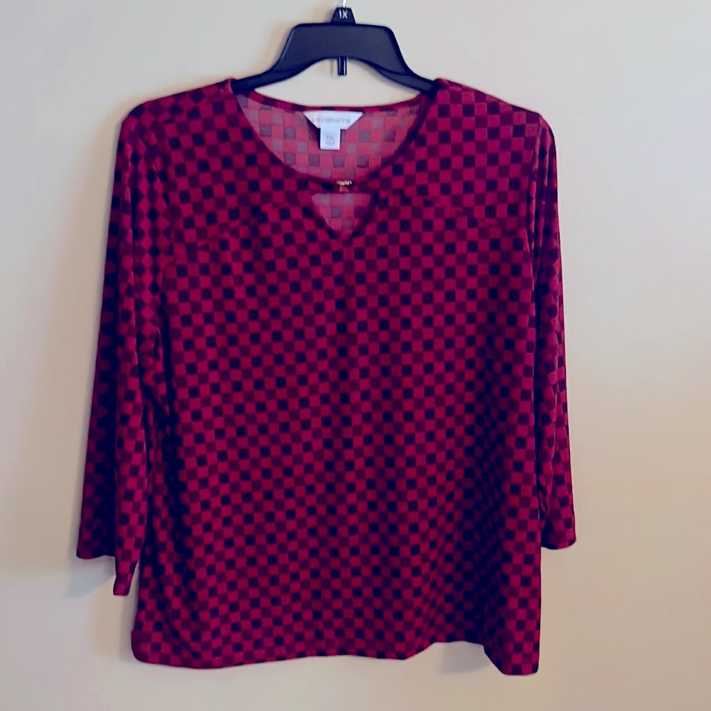 Liz Claiborne top   Red and black pattern with keyhole accent on front